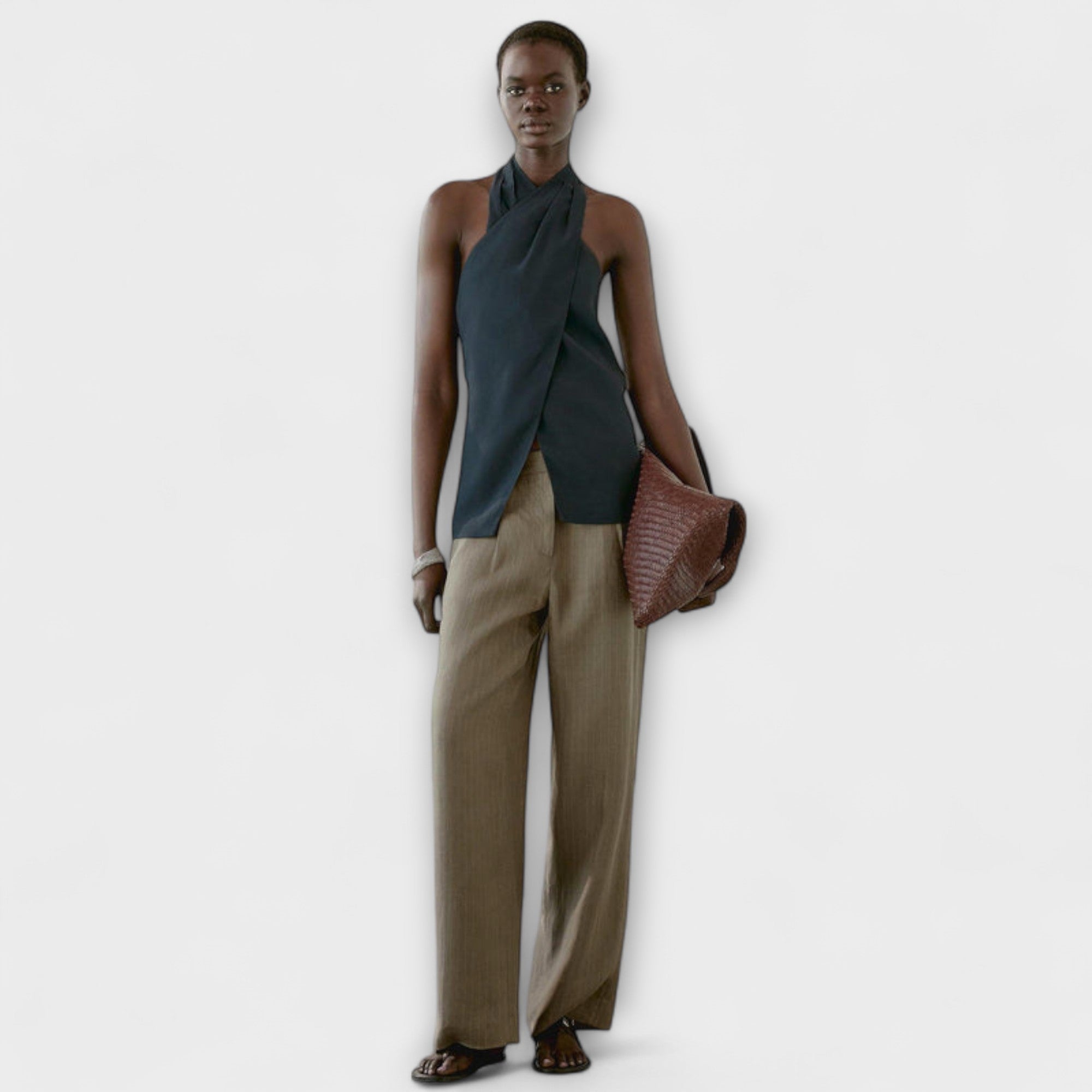 한나 - 등 부분 컷아웃이 있는 블루 홀터넥 탑