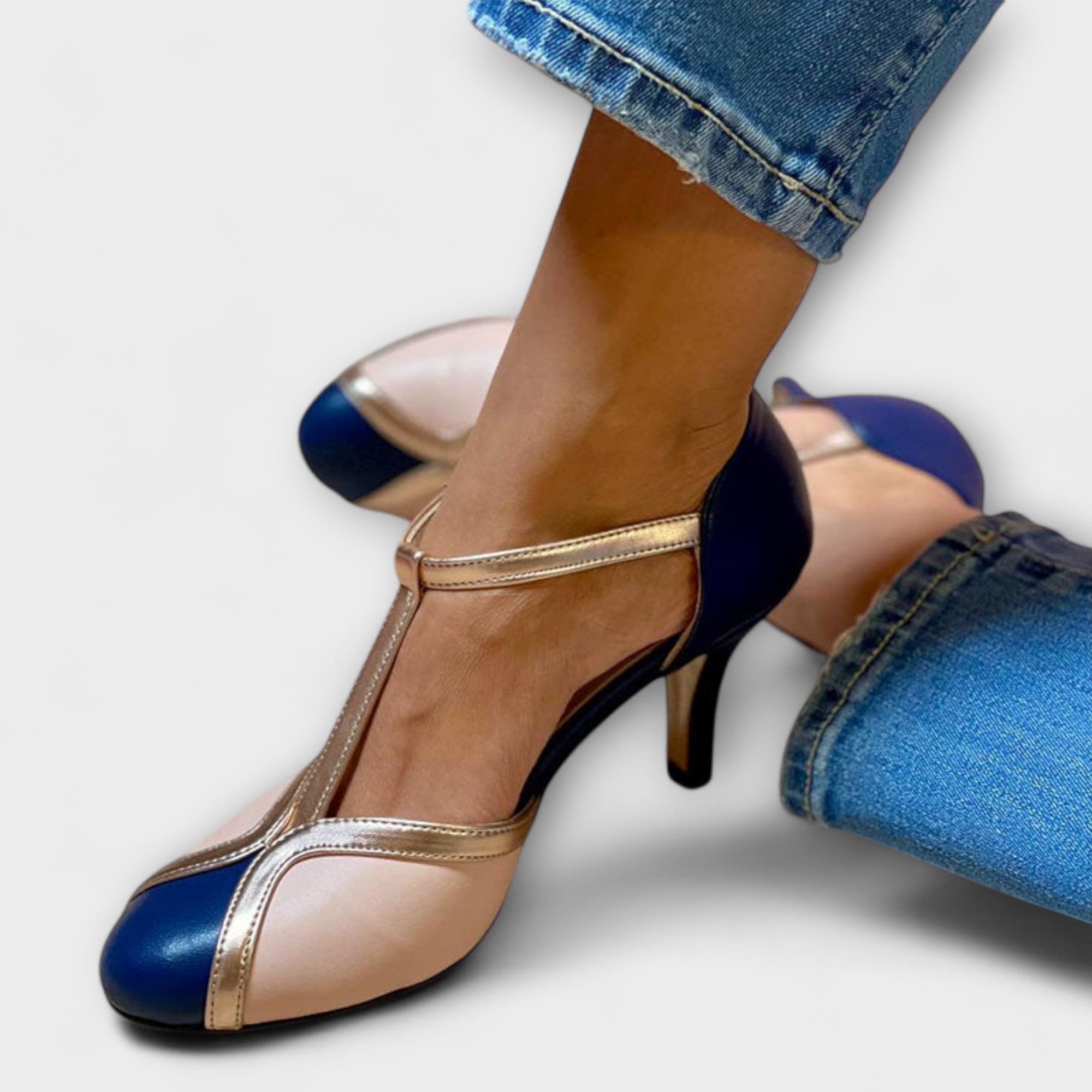 Alessia – Elegância com Tira em T Bicolor